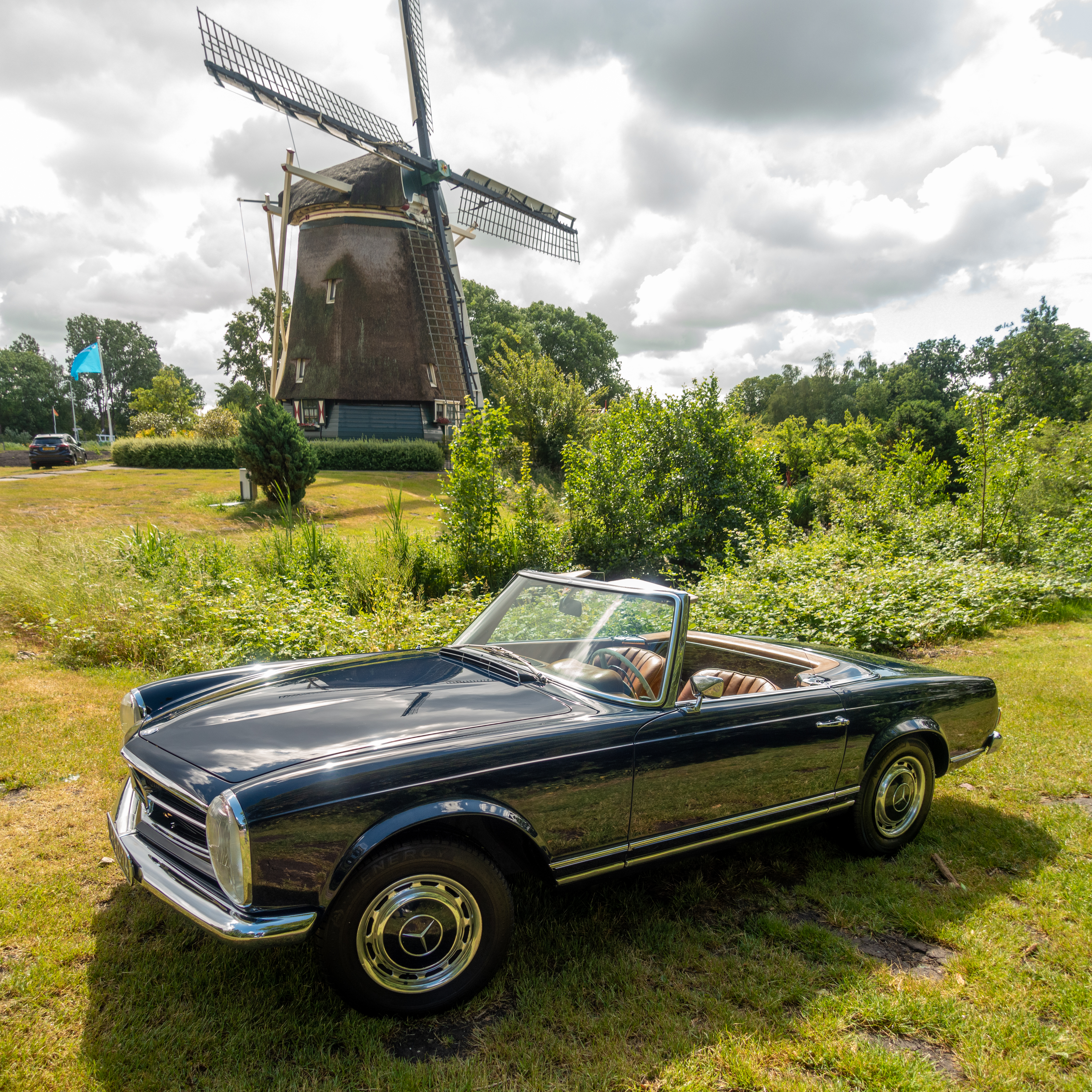 Mercedes Pagode voor een molen